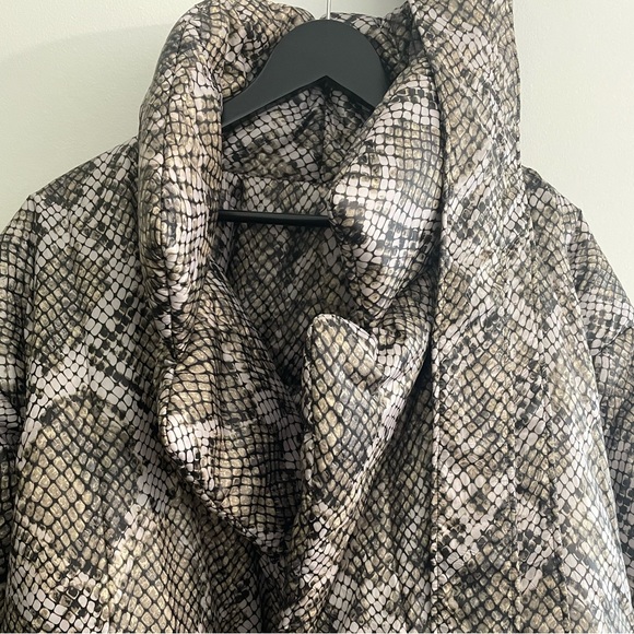 RARE & hard to find Norma Kamali Sleeping Bag Jacket in Scale Python Print - Picture 3 of 7
